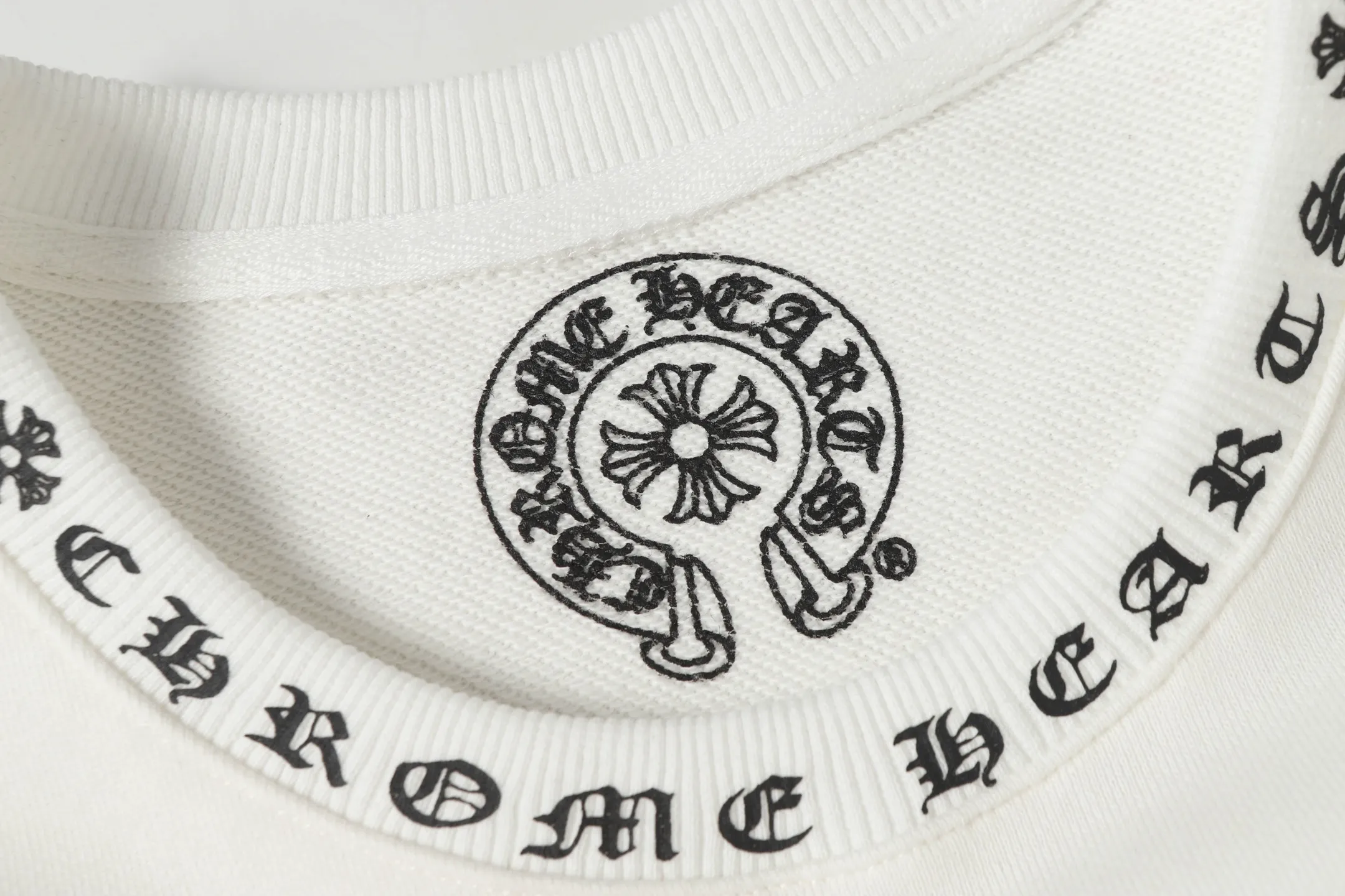 P210 Round neck sweatshirt. Remember to remark sweatshirt when ordering #Y2903 Cross-border running quantity model. Please do not place an order if you pursue perfection. -Chrome Hearts/Chrome Hearts 23ss Sanskrit printed popular round neck sweatshirt -High weight, high density and high quality. The wool is soft, delicate and skin-friendly. Soft and silky to the touch. Excellent warmth and skin-friendliness. -Colour: black white -Size: S M L XL